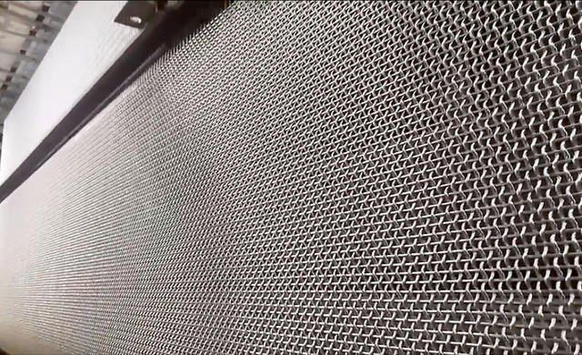 Une machine tissée architecturale de production de maille