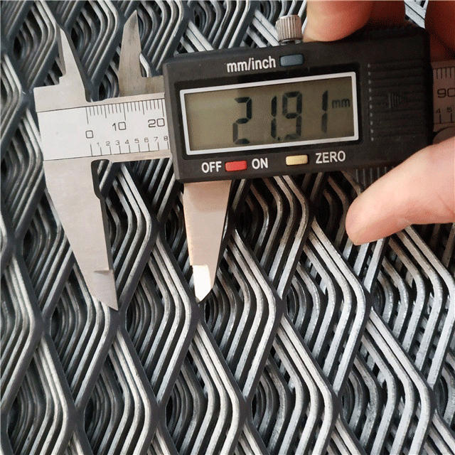 Un micromètre est employé pour examiner le SWD de la maille augmentée en métal