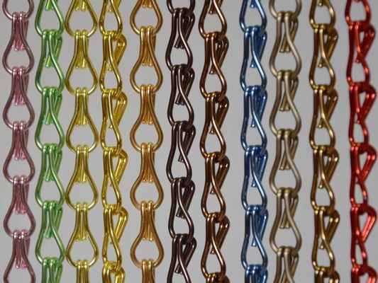 Rideau en métal – divers options de style, à la mode et fonctionnel pour des balcons et des rideaux, plafonds, diviseur de l'espace