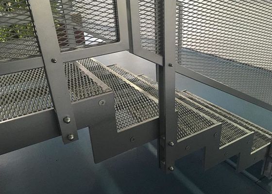 Marche d'escalier en métal déployé avec capacité de charge antidérapante et élevée offrant une grande sécurité pour les piétons marchant dans les escaliers.