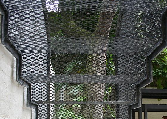 Marche d'escalier en métal déployé avec capacité de charge antidérapante et élevée offrant une grande sécurité pour les piétons marchant dans les escaliers.