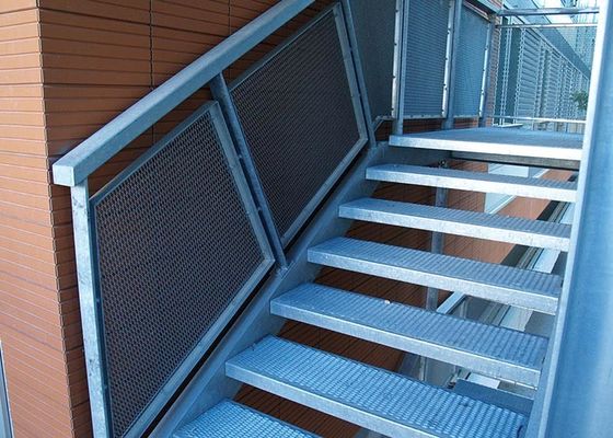 Marche d'escalier en métal déployé avec capacité de charge antidérapante et élevée offrant une grande sécurité pour les piétons marchant dans les escaliers.