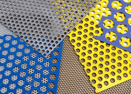 Le métal perforé décoratif a un appel esthétique dans la demande de plafond, façade, séparation