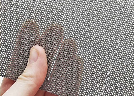 Métal perforé par trou micro fait par la grande vitesse de poinçonneuse de commande numérique par ordinateur, la précision fine et les petits trous
