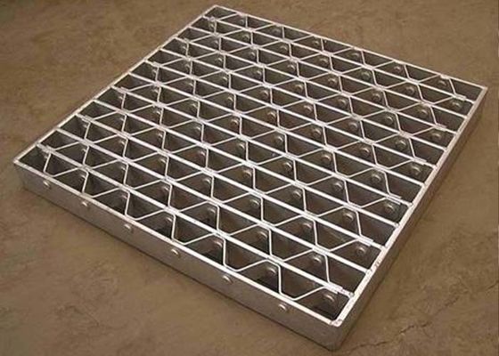 La grille rivetée a la capacité de charge élevée, surface antidérapage pour le plancher, passage couvert, escaliers, pont, couverture