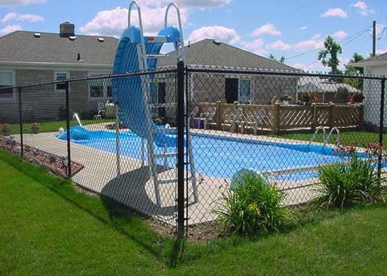 La clôture de la piscine empêche les enfants de tomber dans l'eau