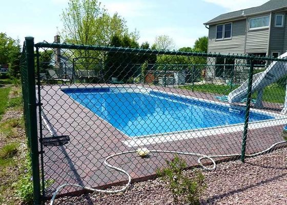 La clôture de la piscine empêche les enfants de tomber dans l'eau