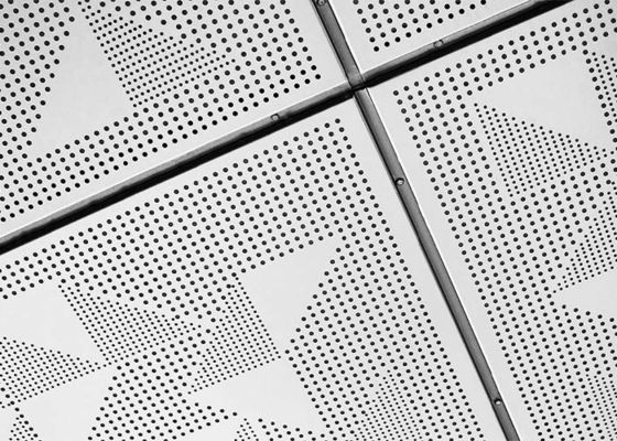 1Épaisseur.5 mm Plafond métallique perforé en aluminium Apparence monolithique pour les rénovations