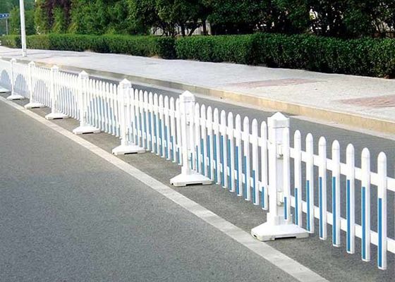 Les clôtures routières sont une bonne solution pour protéger les piétons dans les rues de la ville