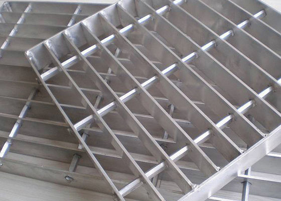 Grille verrouillée à l'aide d'une barre rectangulaire de type T ou I