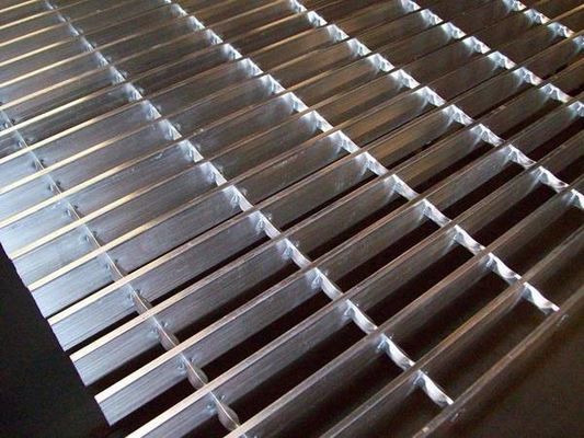 Grille verrouillée à l'aide d'une barre rectangulaire de type T ou I