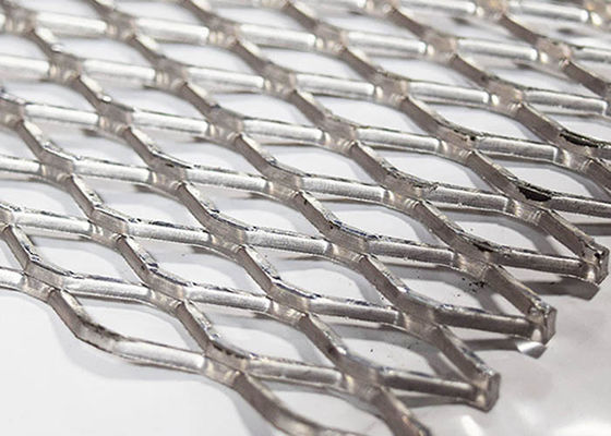 Plaque métallique élargie avec des propriétés antidérapantes