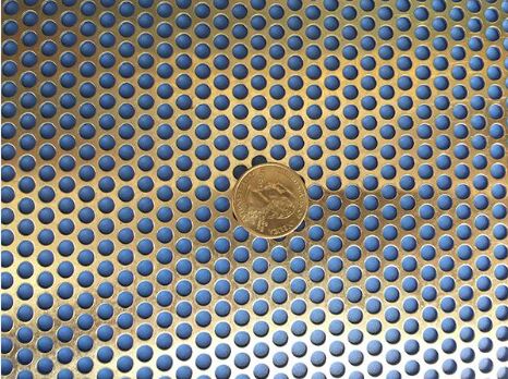 Grillage métallique perforé en aluminium durable, matériau léger et résistant à la corrosion, adapté aux projets architecturaux