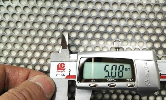 Écran de fil perforé métallique à découpe de précision idéal pour les panneaux acoustiques et les systèmes de filtration de l'air dans les bâtiments commerciaux