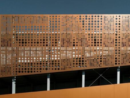 Maillage métallique perforé en aluminium Matériau léger et solide Idéal pour le dépistage de la ventilation et les barrières de protection