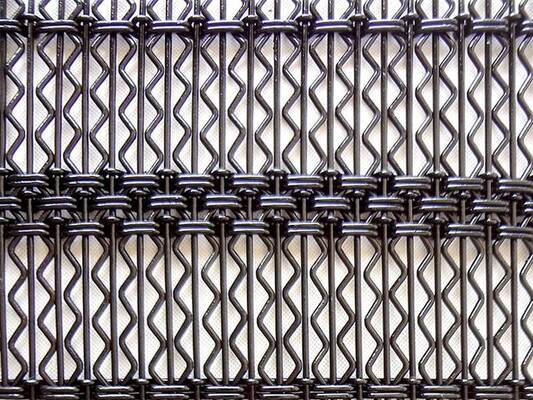 Grille de criblage pour l'exploitation minière offrant diverses combinaisons de tailles de maille et de diamètres de fil pour des solutions de criblage personnalisées dans le secteur minier